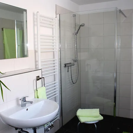 Chicke In Apartment Struppen