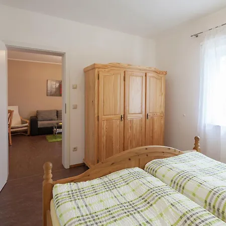 Chicke In Apartment Struppen